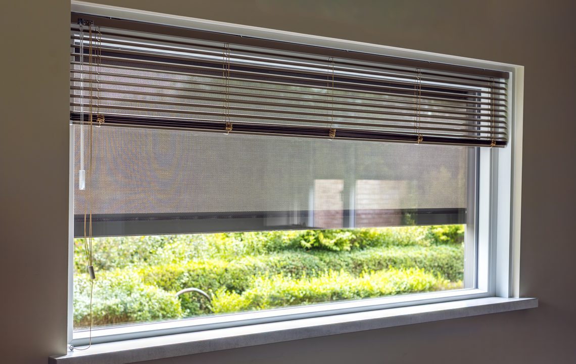 Kunststof kozijn met screen tegen warmte en kou