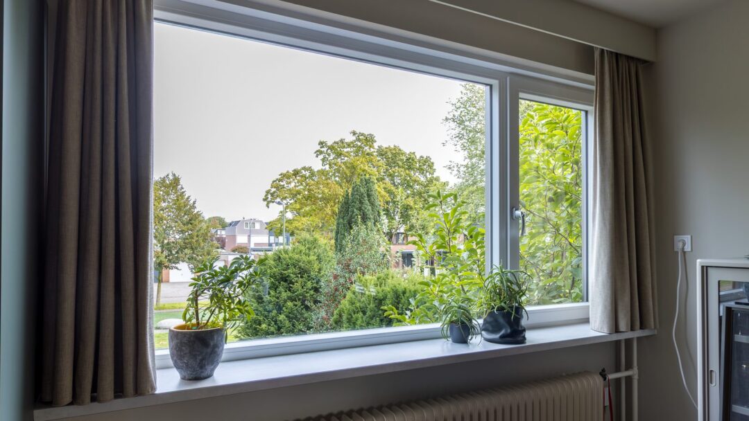 Vervangen kunststof kozijnen met uitzicht op de tuin